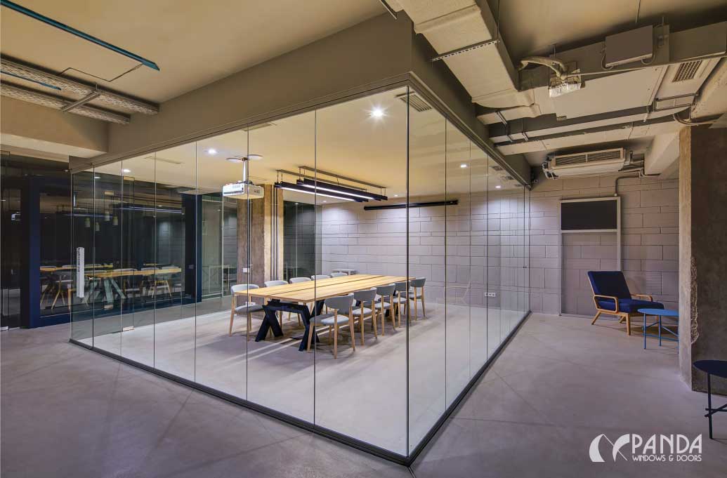 Designing-Flexibility-into-Your-Office-Layout-with-Moveable-Glass-Walls--HSW-Commercial-Frameless